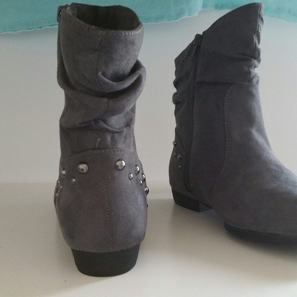 Grey boots (never worn)